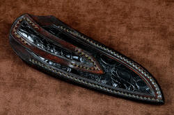 "Lacerta" fine handmade knife, sheath back detail. Sheath is fully inlaid, stitched with nylon in medium brown dyed leather shoulder