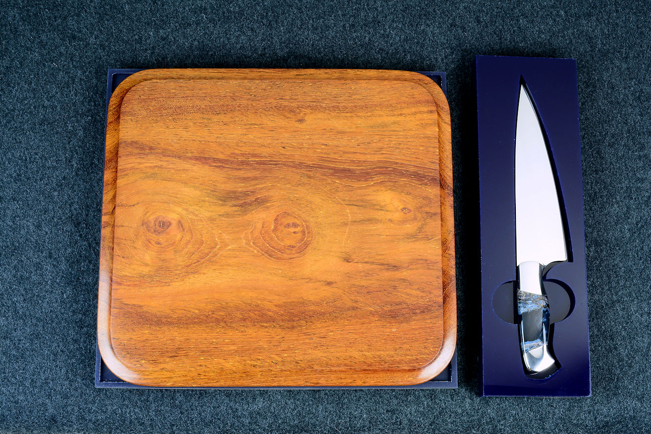 "Corvus" board, base, prise, and knife for the chef