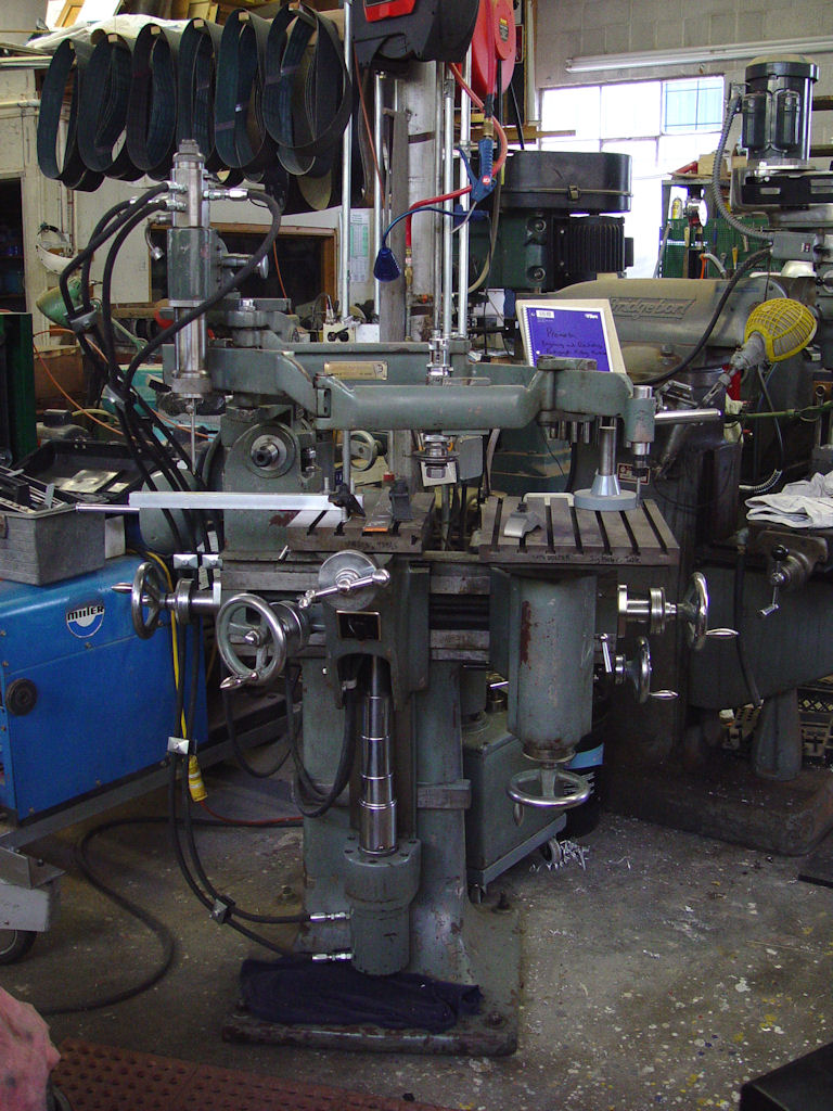 Hand-operated three-dimensional pantographic die sinking and engraving milling machine