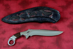 "Argiope" reverse side view in ATS-34 high molybdenum stainless steel blade, T3 deep cryogenic treatment, 304 stainless steel bolsters, Spiderweb jasper gemstone handle, sheath of hand-carved leather inlaid with black and red rayskin
