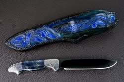 "Carina" reverse side view with typical lighting and orientation. Sheath back is fully tooled and hand-dyed to compliment light play in gemstone handle and black blade