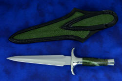 "Daqar" dagger reverse side view. Sheath back has large, full panel inlays and sheath belt loop is double-row stitched